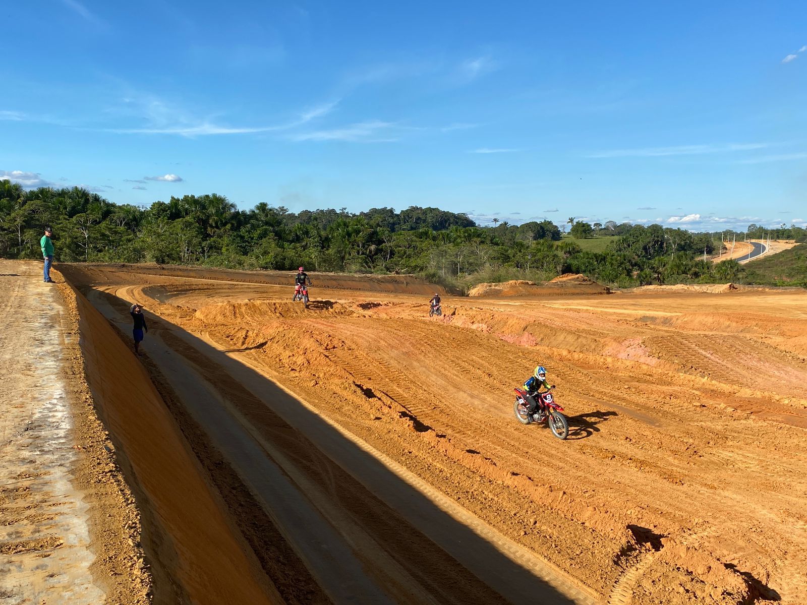 Em Cruzeiro do Sul, Deracre conclui pista de motocross da Expoacre Juruá