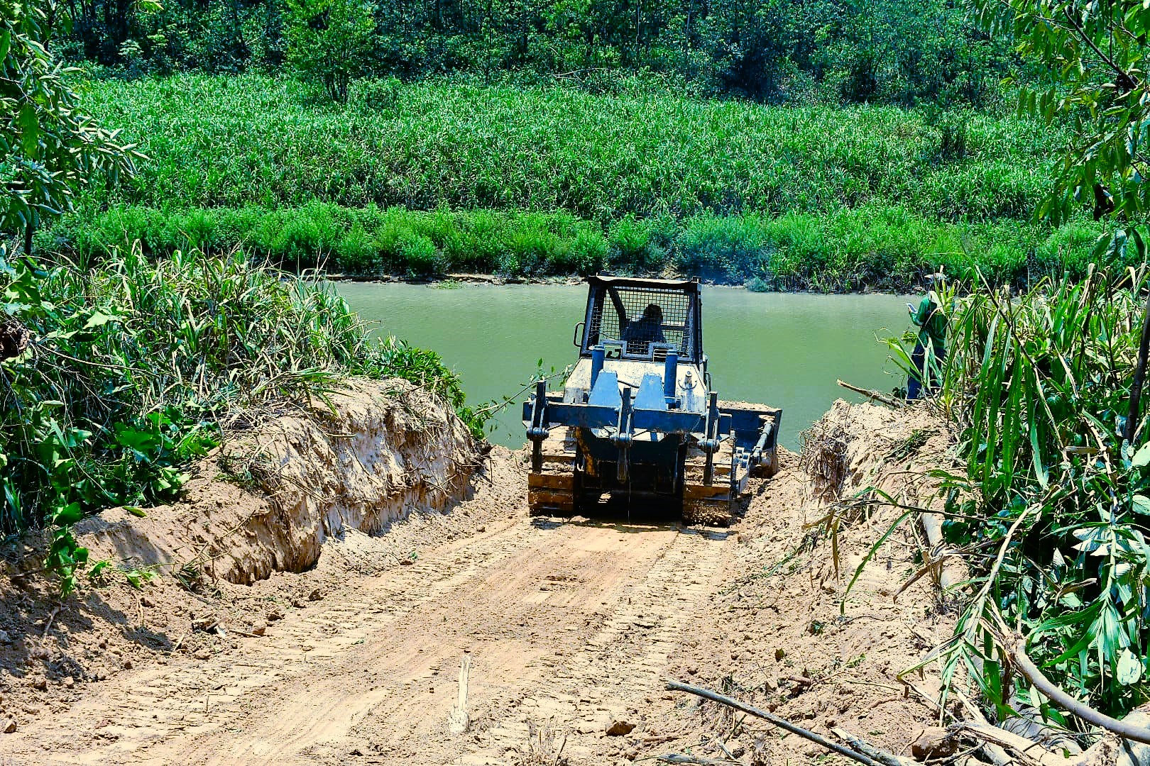 Prefeitura e Estado concluem obras do acesso terrestre que liga Feijó a Envira, no Amazonas