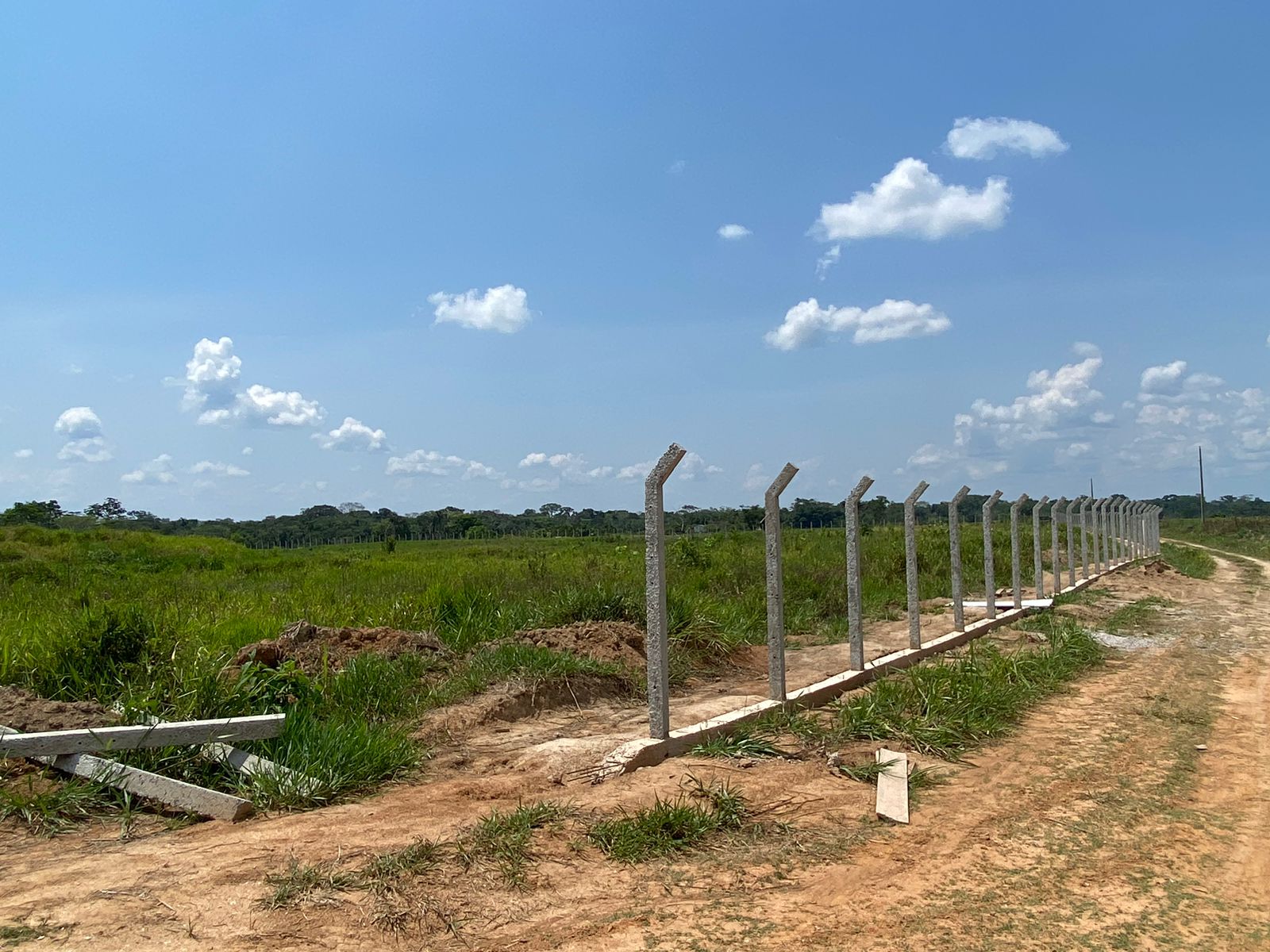 Deracre trabalha na execução do cercamento da pista de pouso do aeródromo de Manoel Urbano