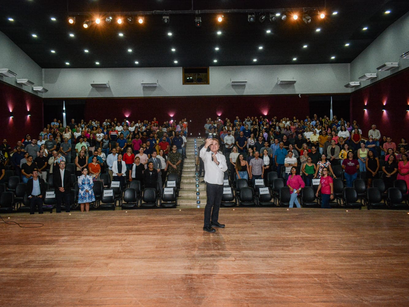 Conferencista Roberto Shinyashiki palestra na Semana do Servidor em Cruzeiro do Sul