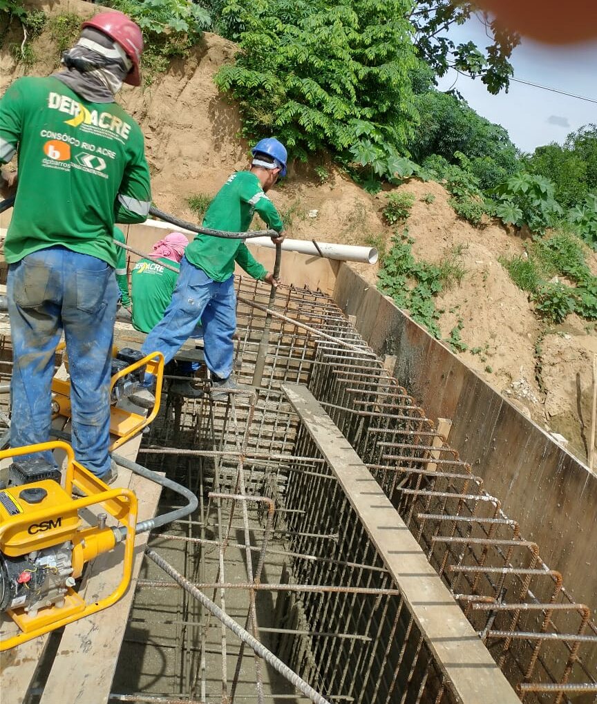 Governo trabalha na concretagem da Ponte da Sibéria em Xapuri