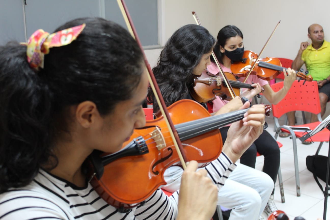 Escola de Música e Ufac promovem ensaios coletivos de instrumentos de cordas friccionadas