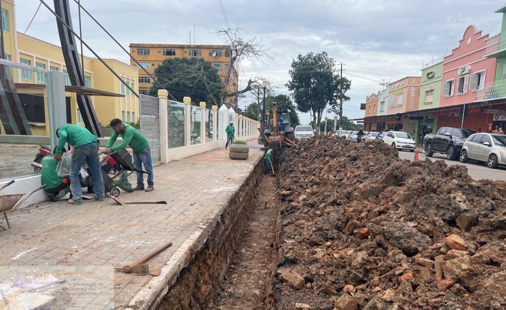 Ação de drenagem é intensificada pelo Estado na rua em frente ao Museu dos Povos Acreanos