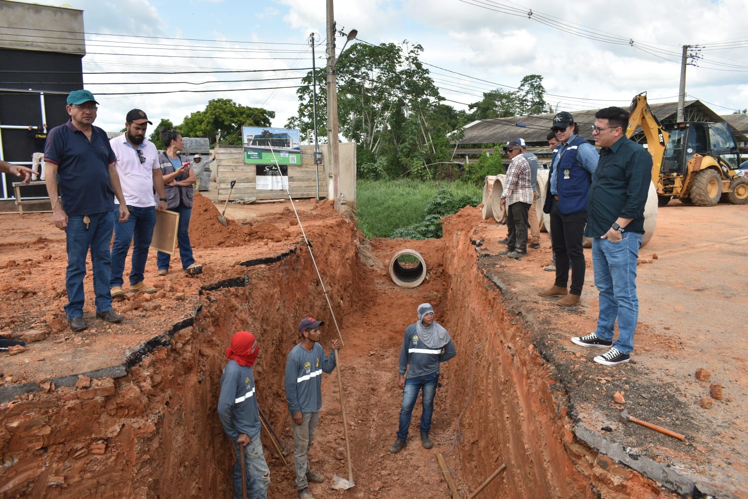 Estado vistoria implantação de tubulação de drenagem na Avenida Brasil, em Sena Madureira