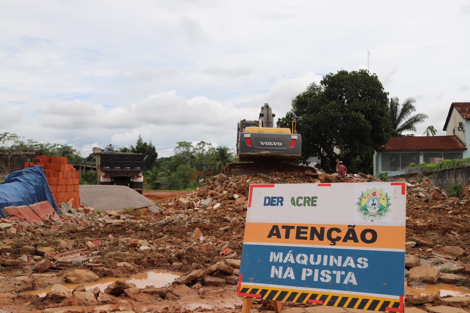 Deracre trabalha na demolição do antigo prédio da Delegacia de Polícia Civil da 2ª Regional