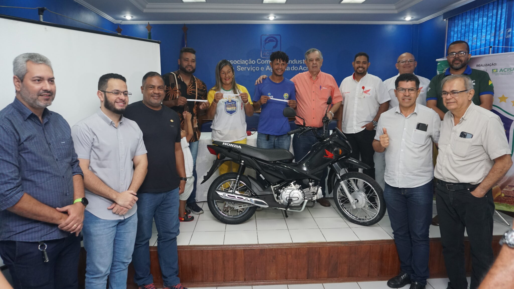 Concurso Minha Rua é Louca Pelo Brasil é finalizado com sorteio de moto