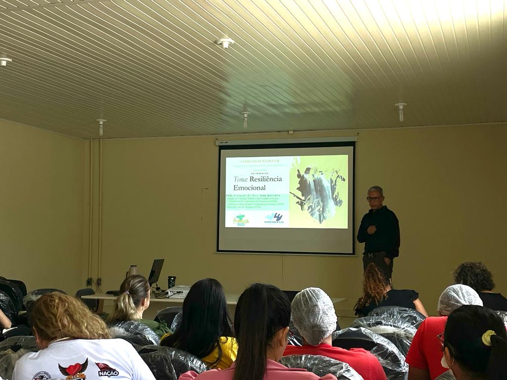 Palestra sobre resiliência no ambiente de trabalho é ministrada aos servidores do Hemoacre