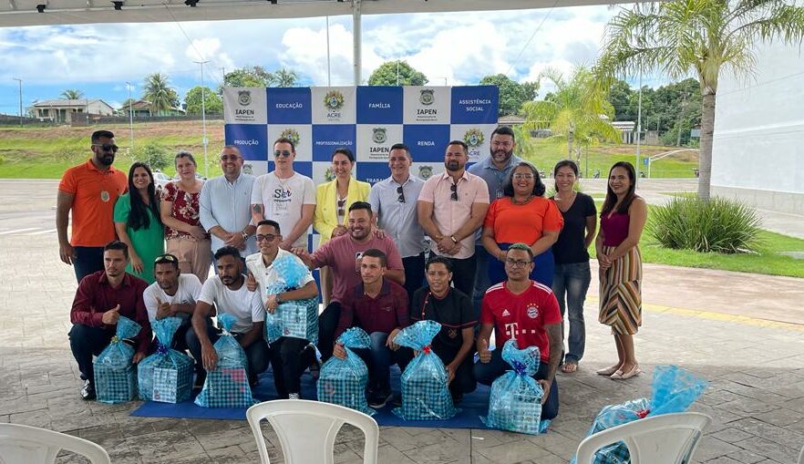 Iapen entrega kits de barbearia para apenados de Rio Branco