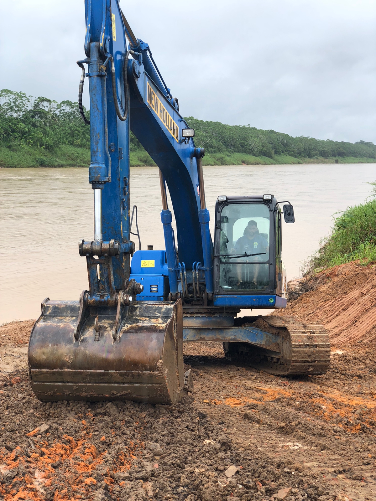 Deracre executa manutenção na rampa de acesso do antigo porto de Cruzeiro do Sul