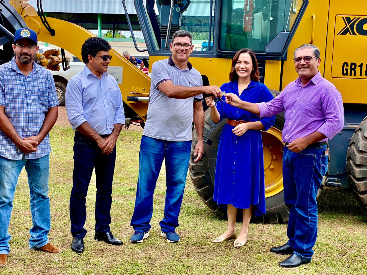 Secretaria de Produção e Agronegócio destina motoniveladora à produção rural em Capixaba