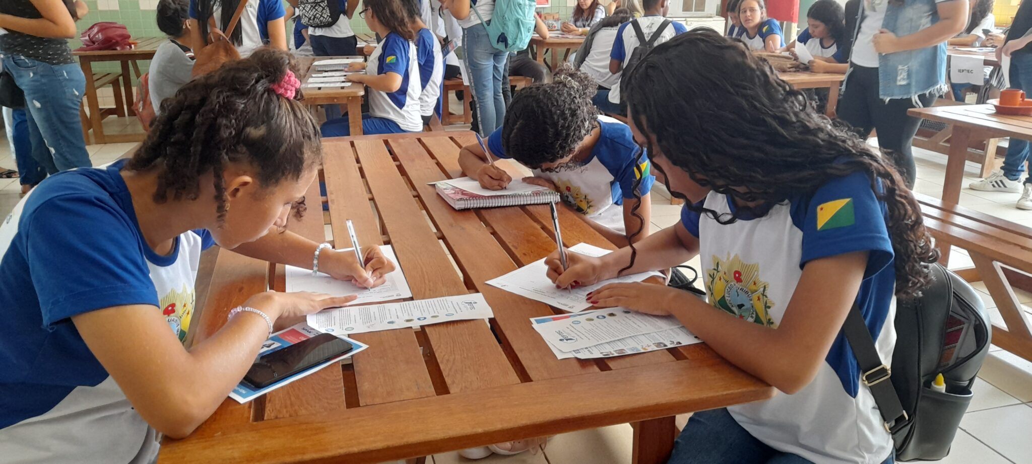 Ieptec leva catálogo de cursos a alunos da Baixada da Sobral