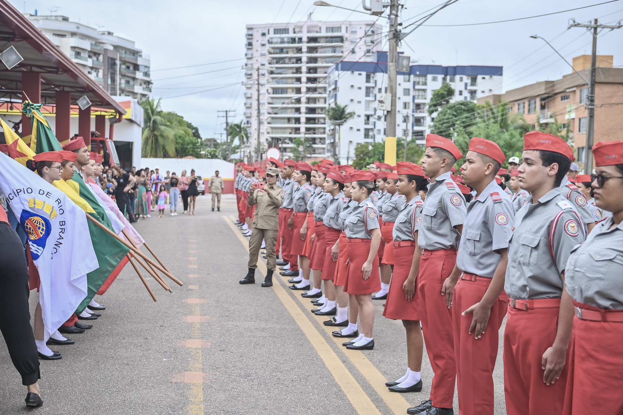 No feriado do Dia do Católico, 280 estudantes do Colégio Militar Dom Pedro 2º colam grau com festa no quartel do Corpo de Bombeiros