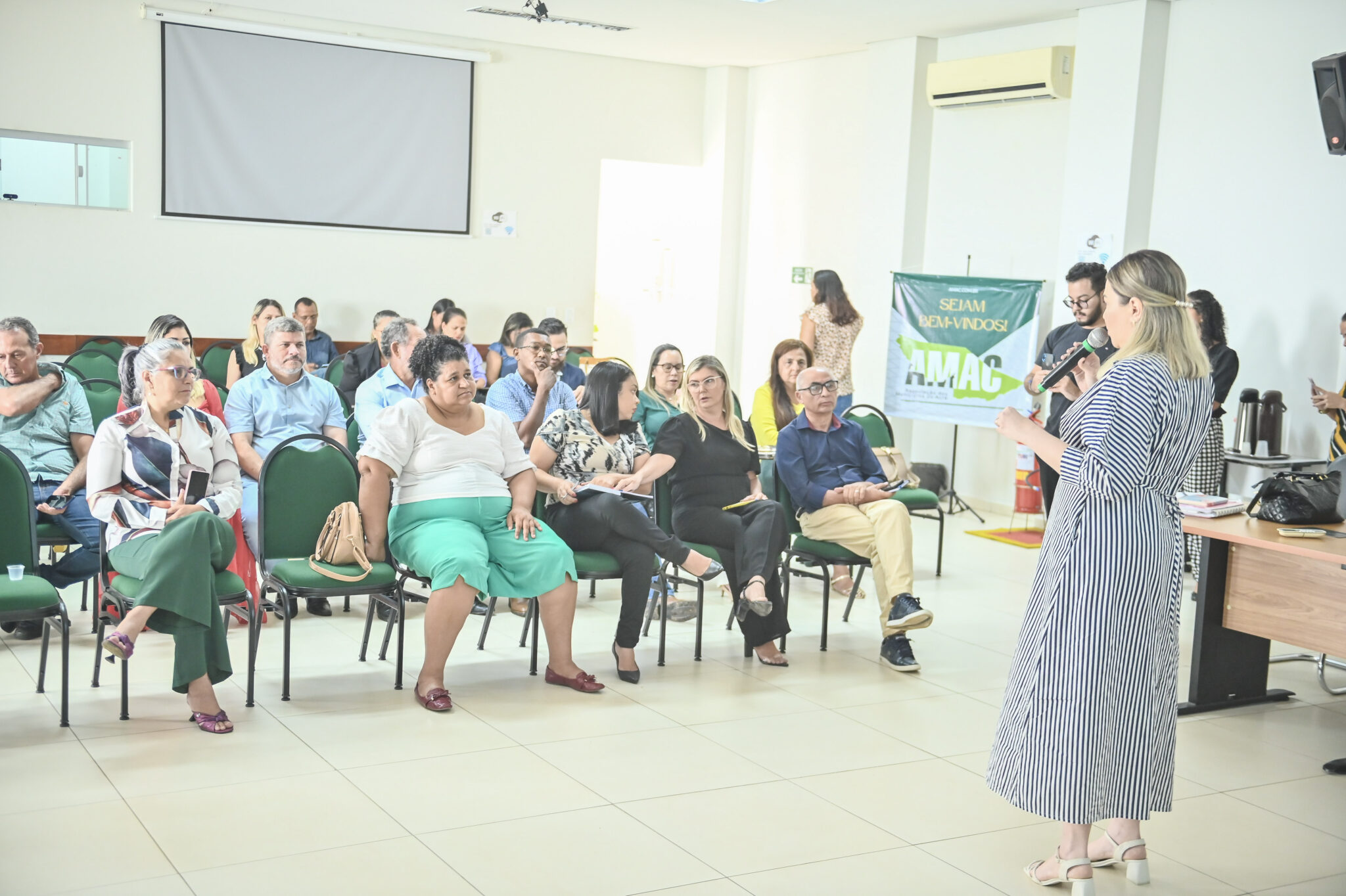 Secretaria Adjunta da Mulher convida prefeituras e instituições para debater violência doméstica