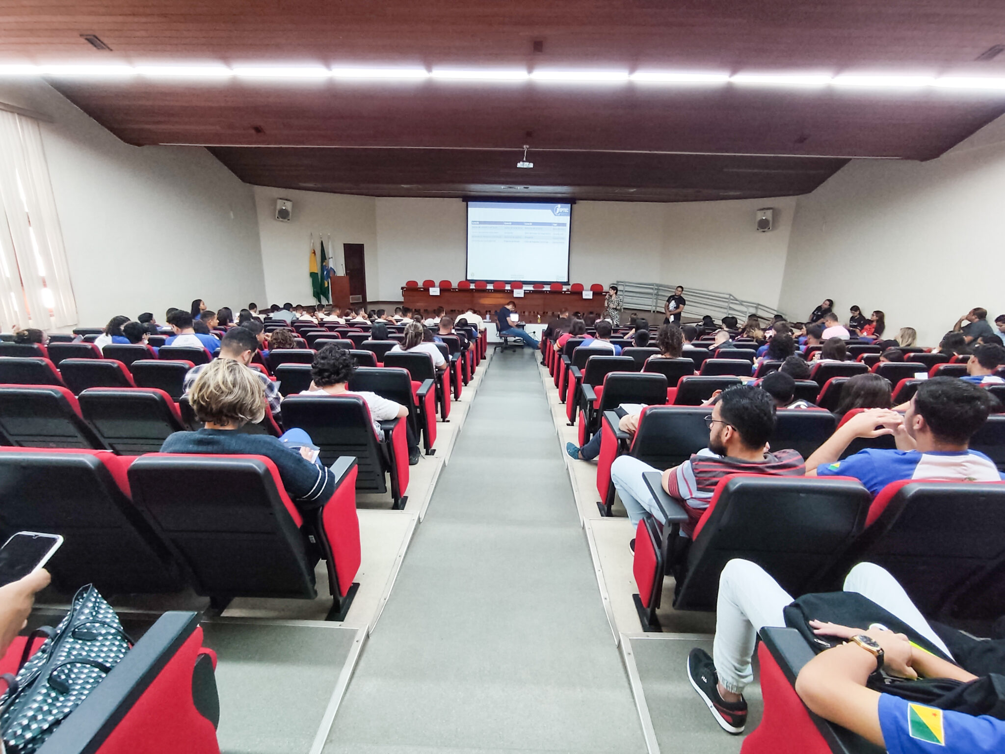 Educação apresenta portfólio de cursos profissionalizantes a alunos do ensino médio da rede estadual