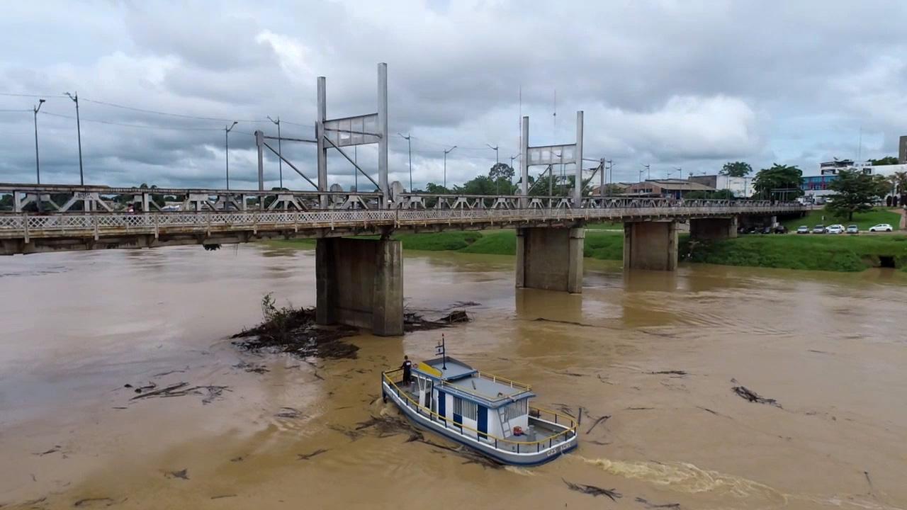 Em Rio Branco, Deracre retira balseiros acumulados na ponte metálica Juscelino Kubitschek