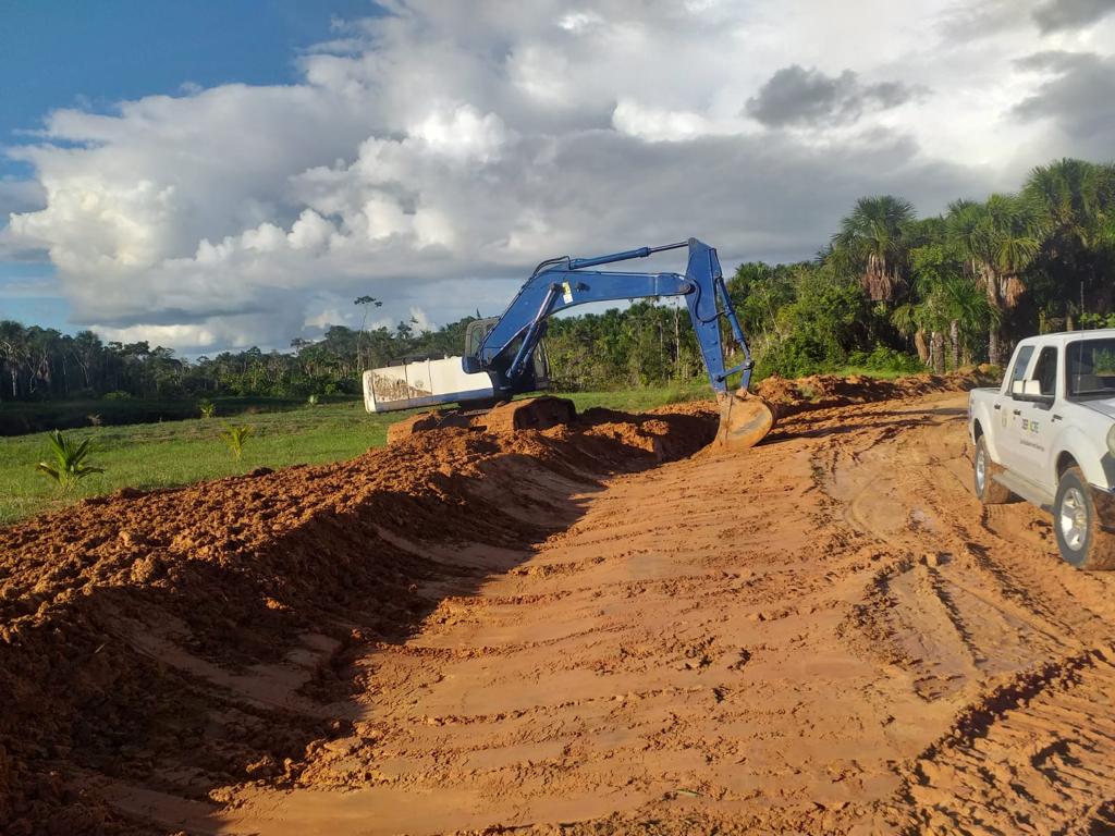 Em Cruzeiro do Sul, Deracre executa melhorias de acesso no ramal Mariana 2