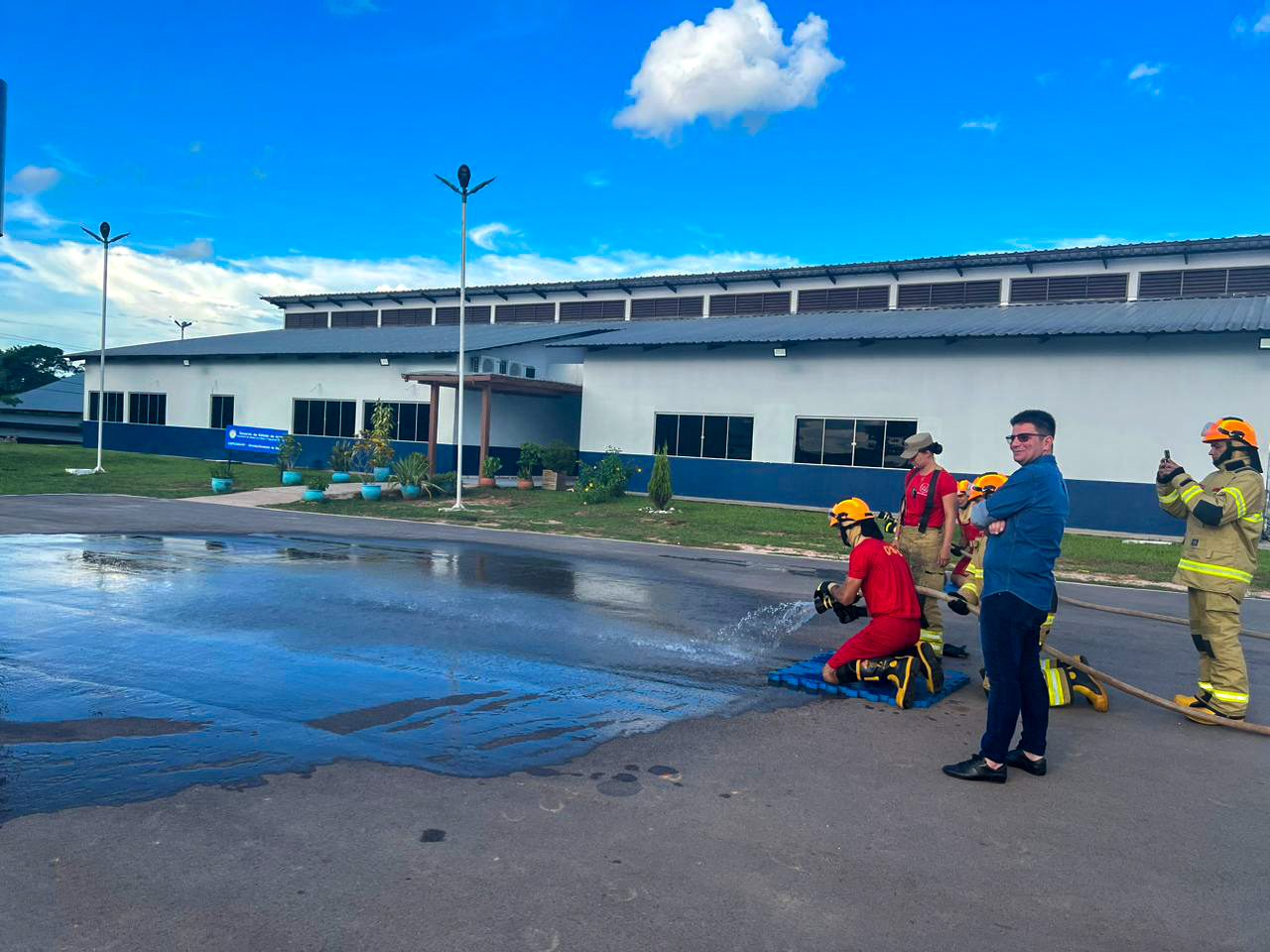 Governador do Estado acompanha aula do curso de formação do Corpo de Bombeiros no Cieps