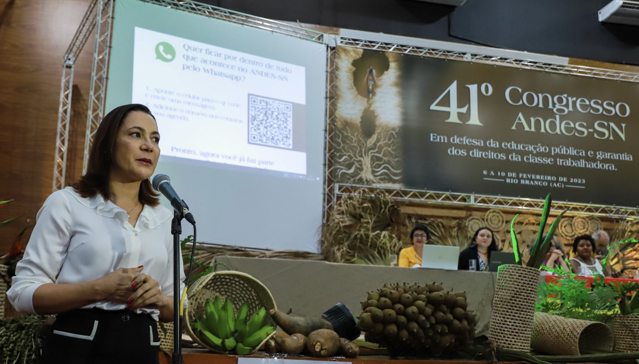 Governadora em exercício Mailza prestigia congresso nacional de docentes na Ufac