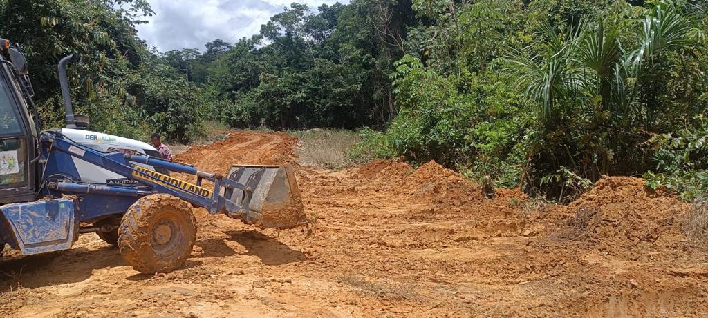 Deracre executa retirada de pontos críticos no Ramal Caracas, em Cruzeiro do Sul