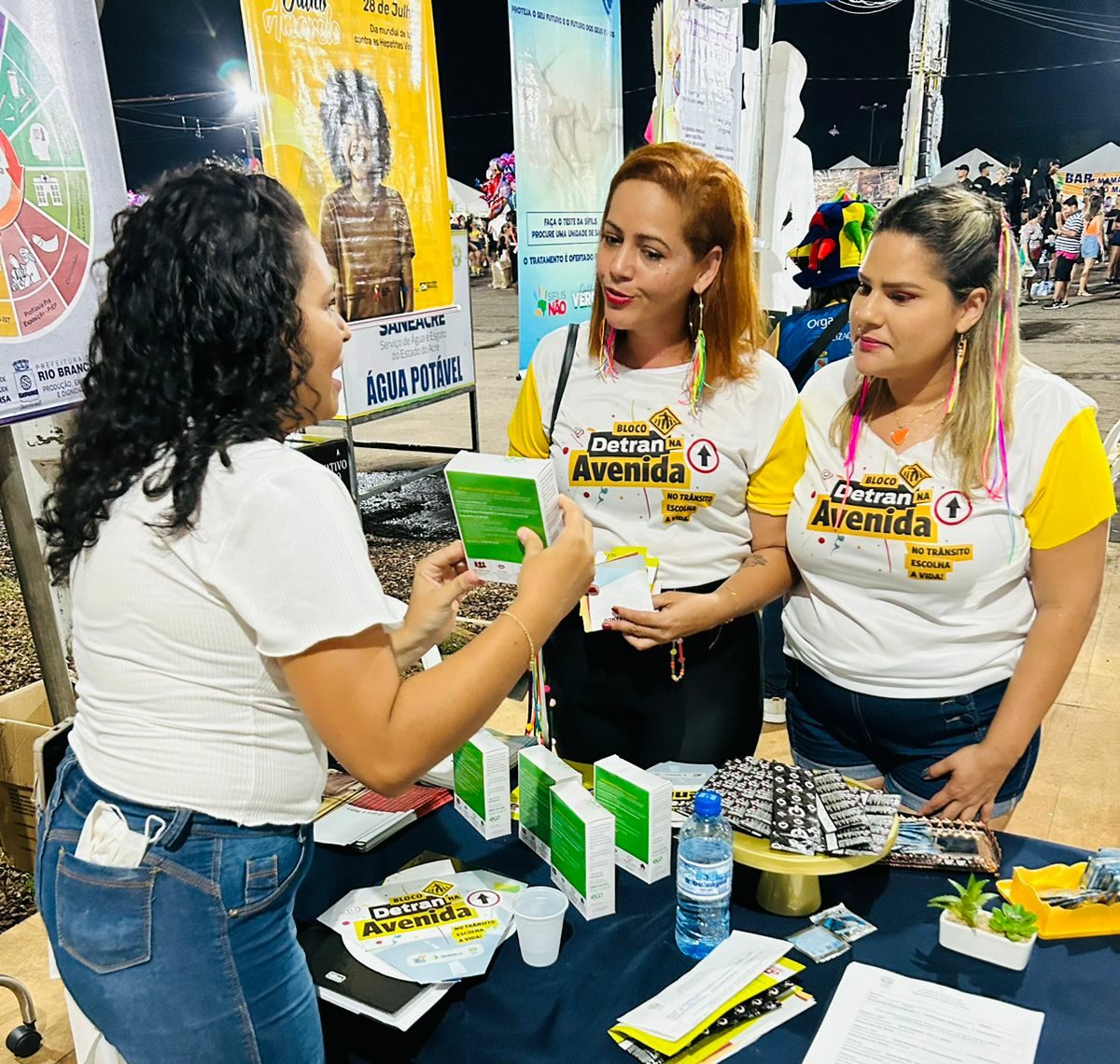 Ação de prevenção contra infecções sexualmente transmissíveis é realizada durante o Carnaval da Família