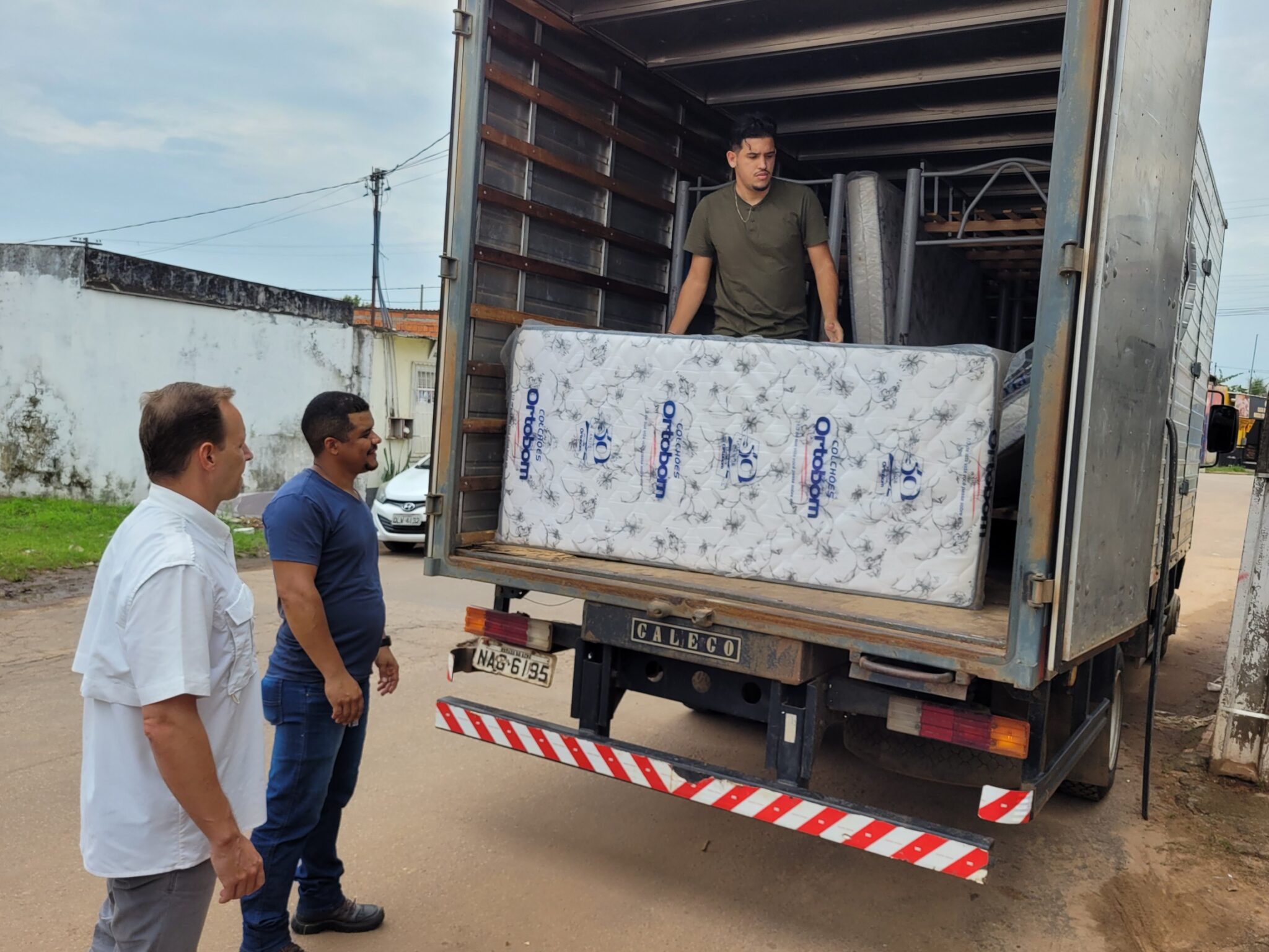 Estado entrega beliches e colchões para abrigo de migrantes em Rio Branco