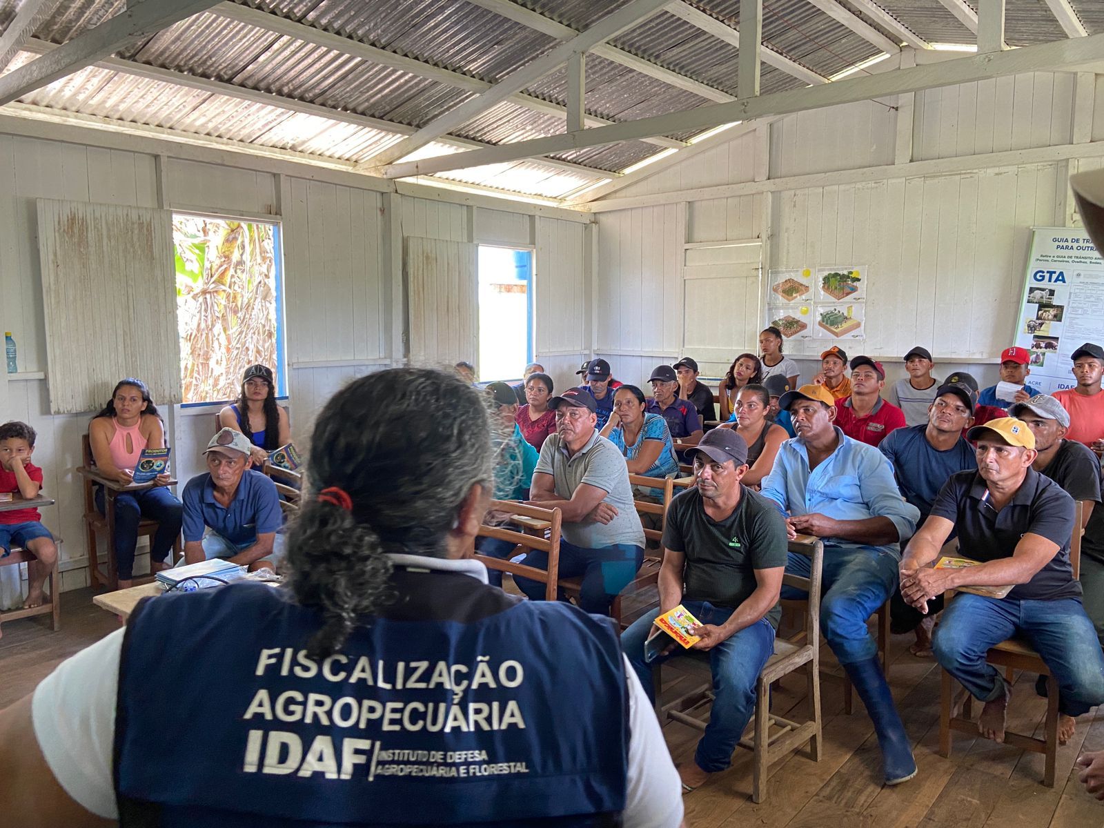 Idaf realiza ações de controle e prevenção da raiva em área rural de Feijó