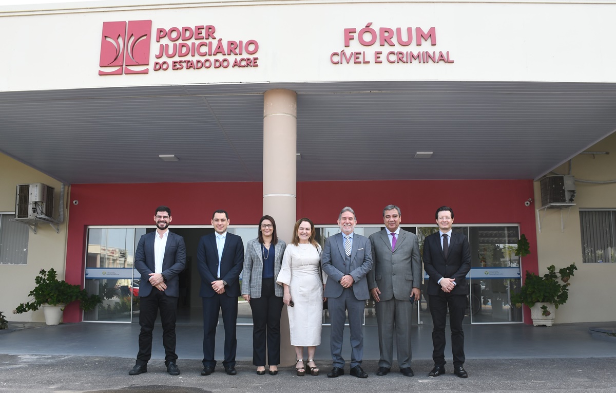 Governadora em exercício participa de agenda institucional na Cidade da Justiça de Cruzeiro do Sul