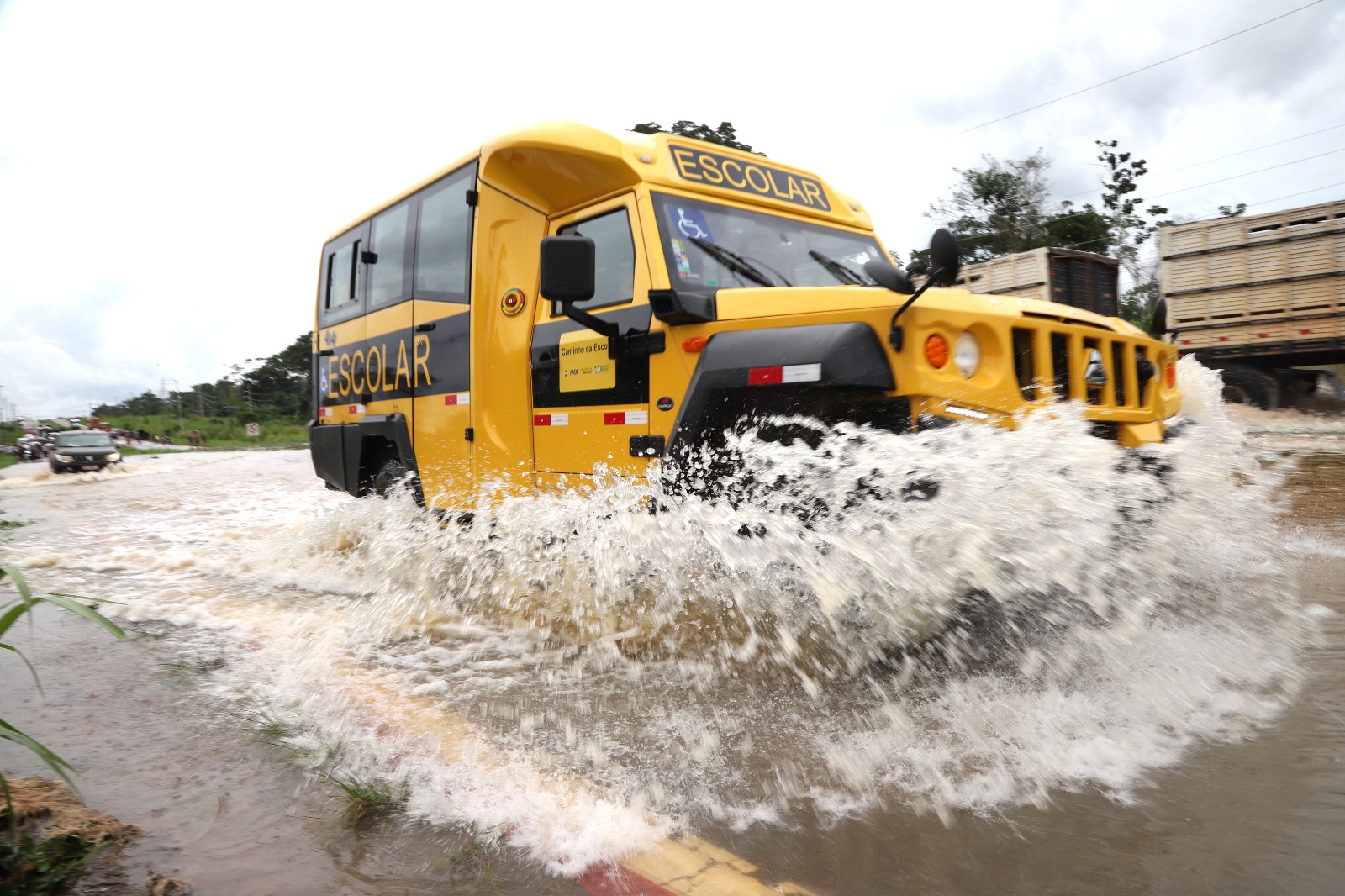 Educação mobiliza veículos escolares para o transporte das famílias atingidas pela enchente em Rio Branco 