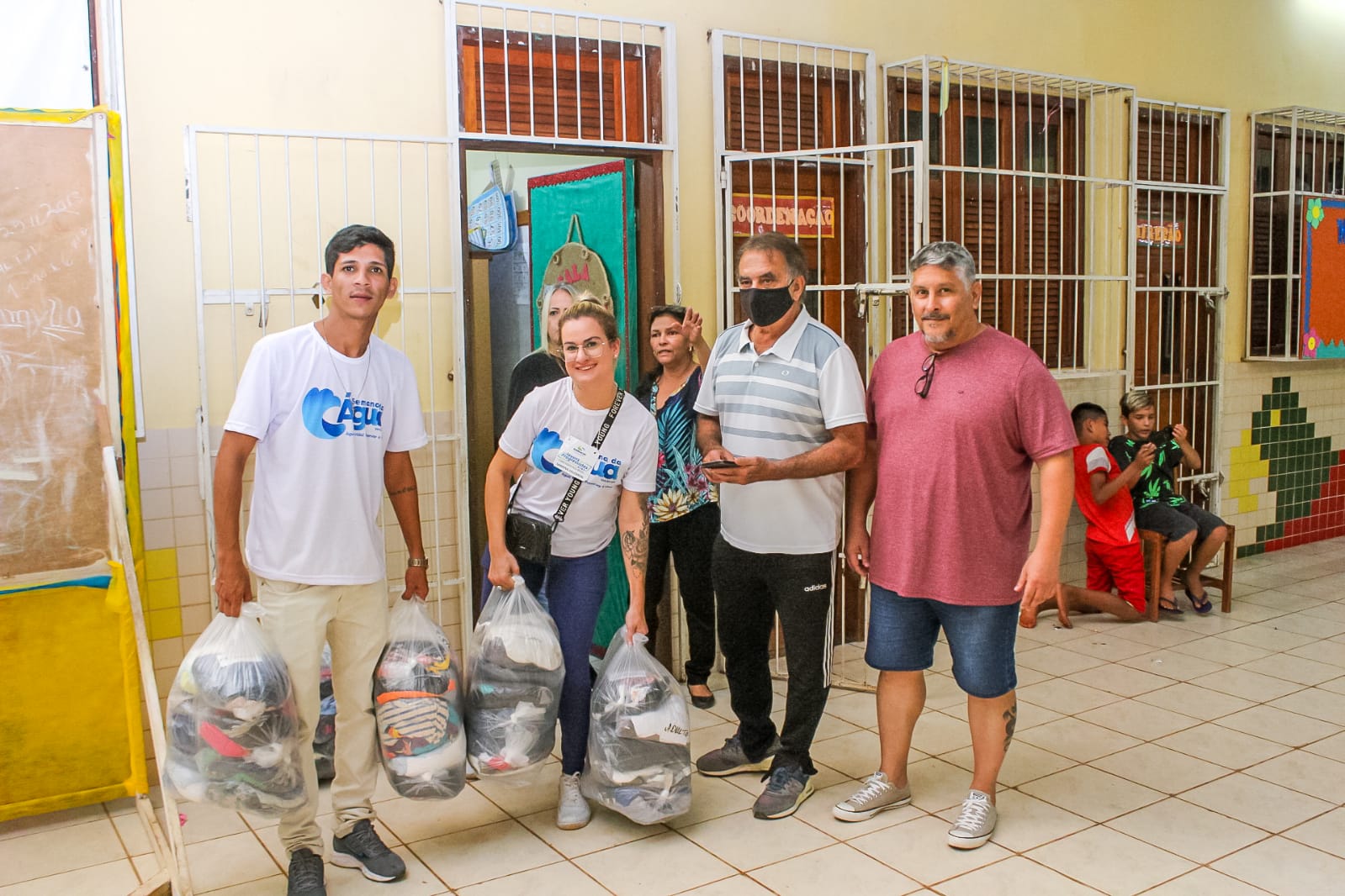 Servidores do Saneacre participam do esforço do governo para socorrer vítimas da alagação