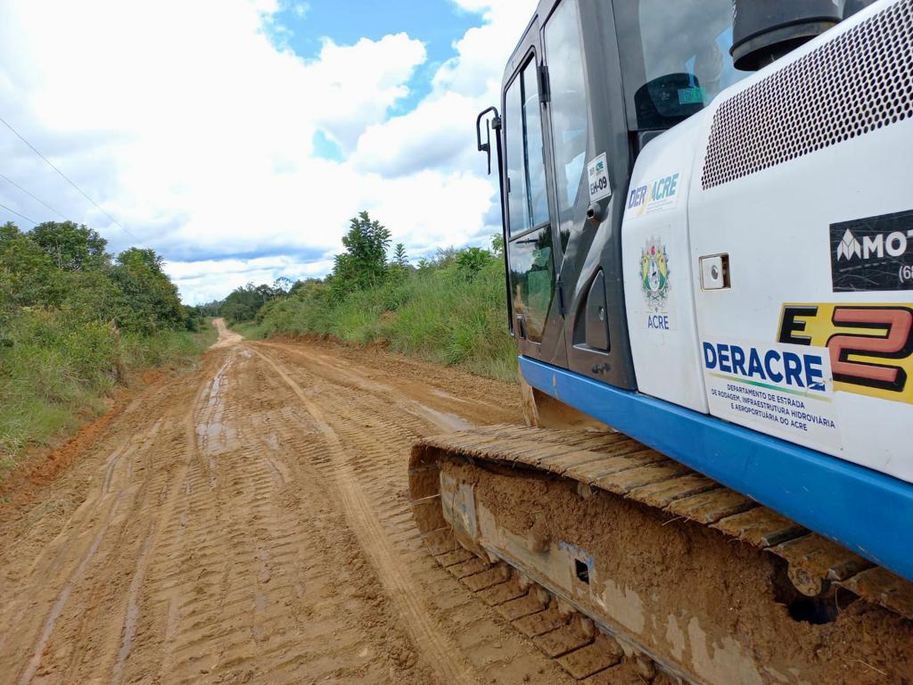 Deracre executa melhorias de acesso no Ramal do Kide, em Cruzeiro do Sul