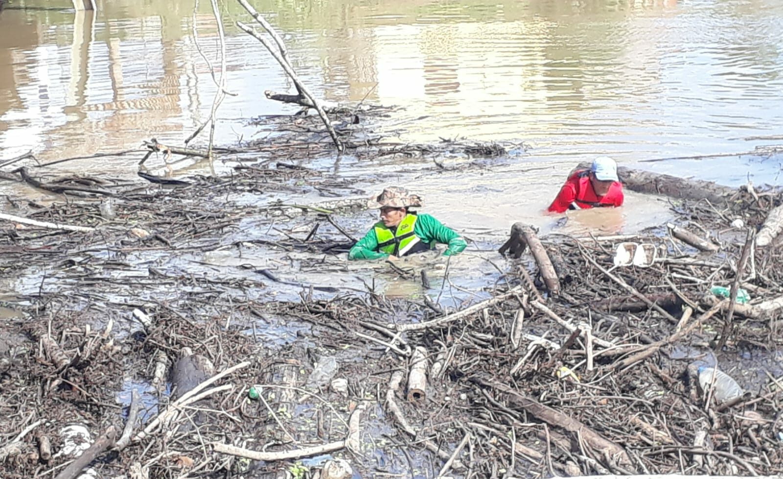 Governo e Prefeitura de Feijó trabalham na retirada de balseiros da ponte sobre o igarapé Diabinho