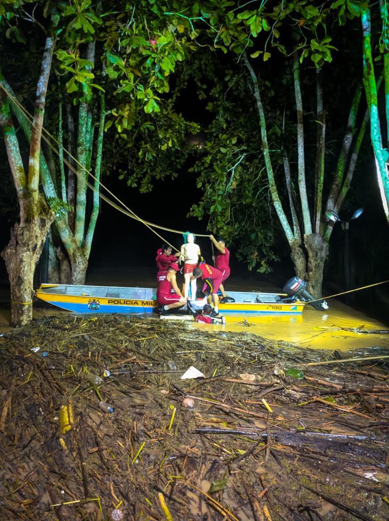 Imagem de São Sebastião é retirada pelo Corpo de Bombeiros de área alagada em Xapuri