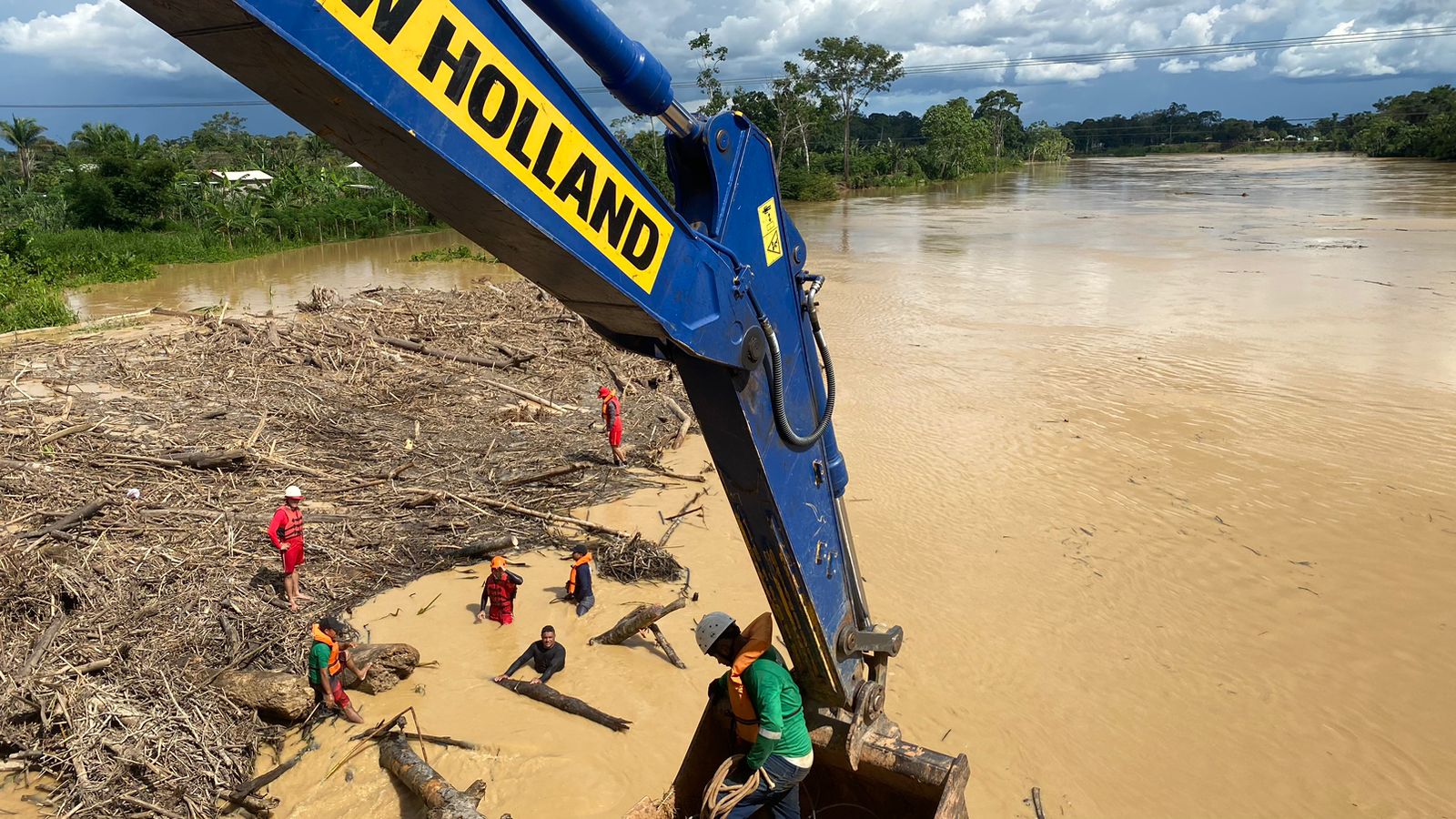 Governo trabalha na retirada de balseiros da Ponte Metálica de Sena Madureira