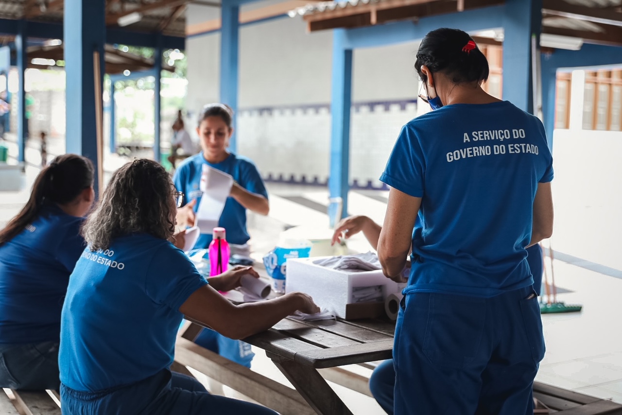 Famílias recebem assistência em saúde em escolas estaduais preparadas para abrigo