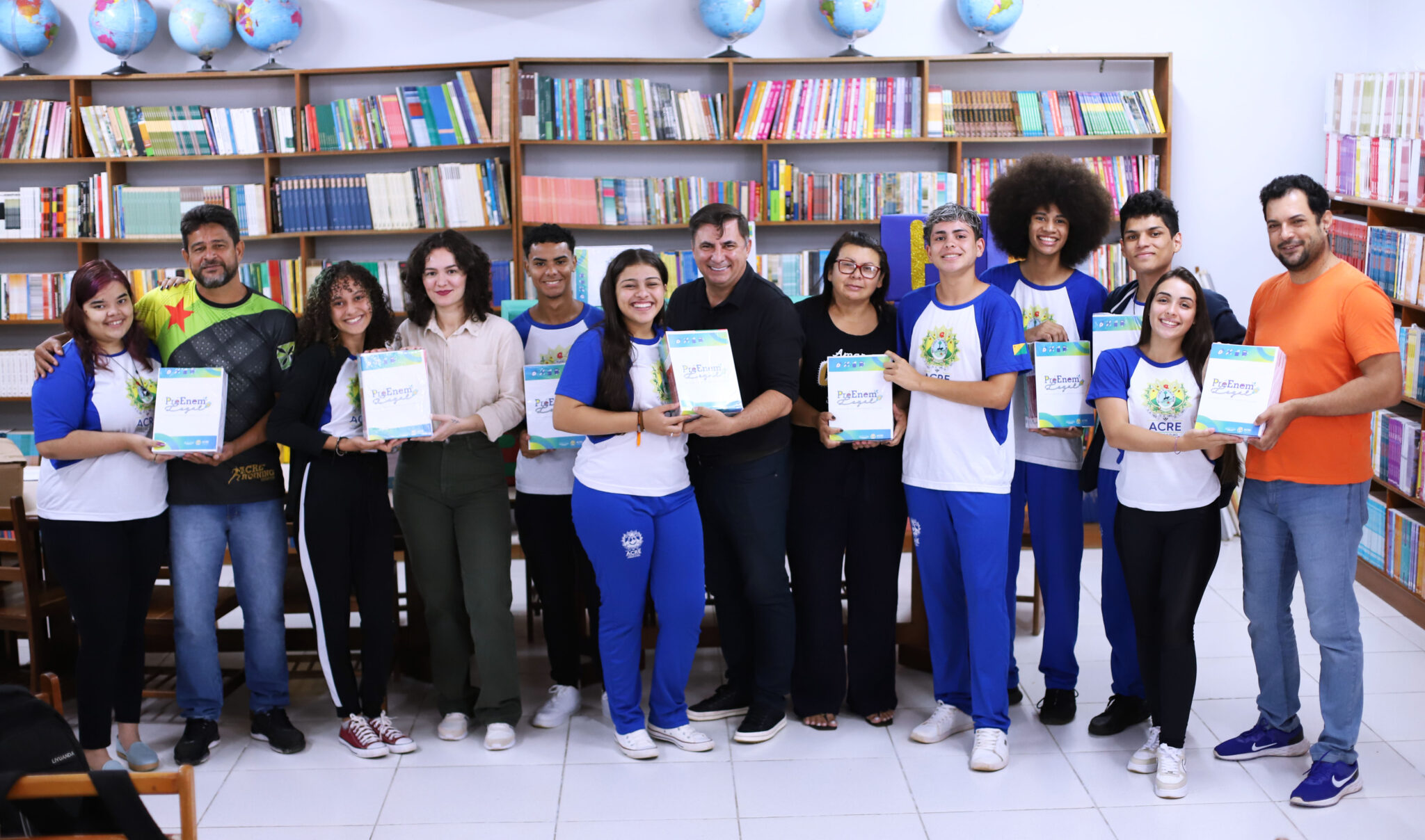 Educação inicia distribuição de kits do programa Pré-Enem Legal