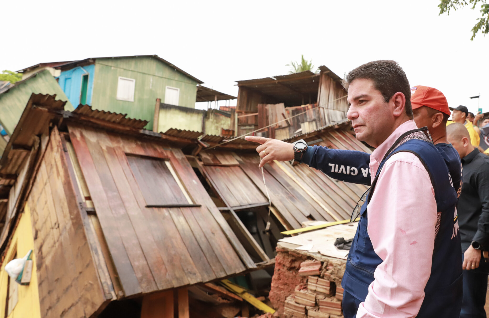 Estado e Município prestam auxílio a moradores com casas desmoronadas em Rio Branco