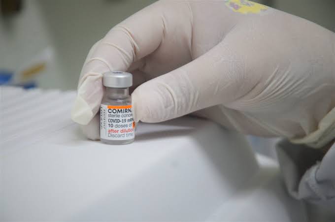 É fake news que vacinas contra a covid-19 provoquem ataques cardíacos ou miocardite, alerta o Ministério da Saúde