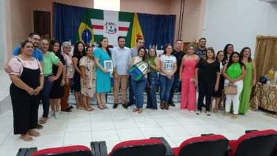 Educação entrega kits escolares a alunos em Tarauacá