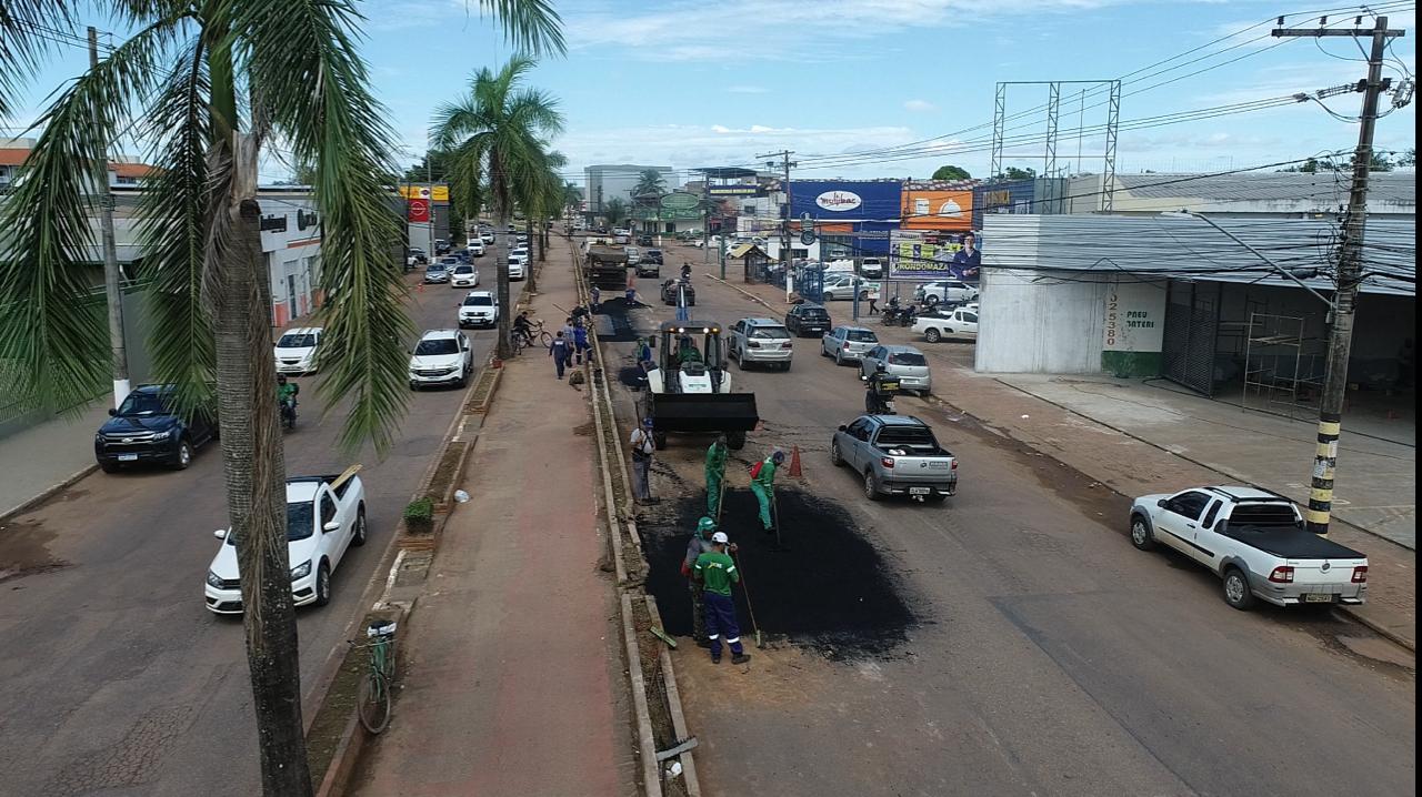 Em Rio Branco, Deracre executa operação tapa-buraco na Via Chico Mendes