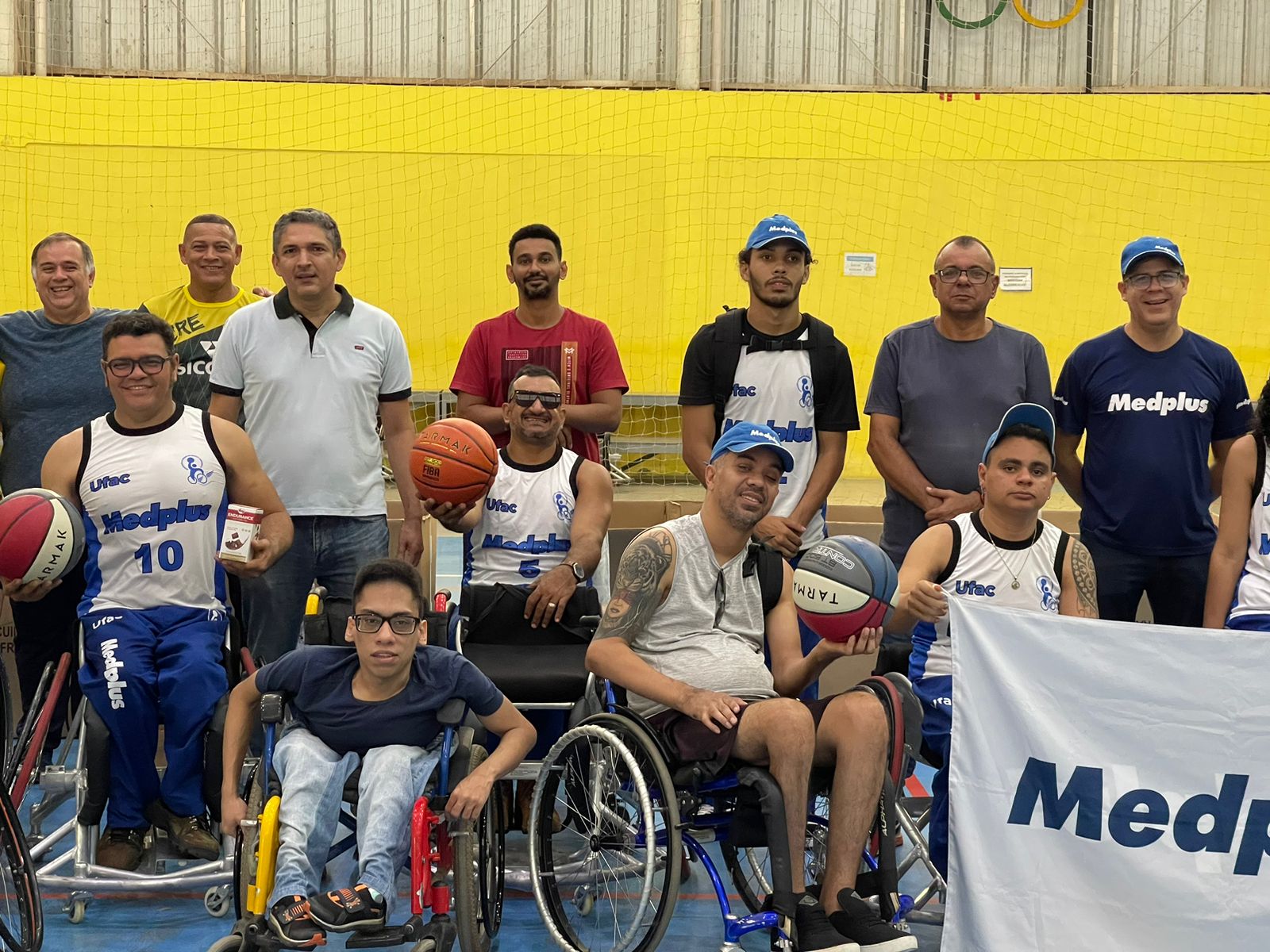 Estado entrega cadeiras de rodas adaptadas para atletas paralímpicos