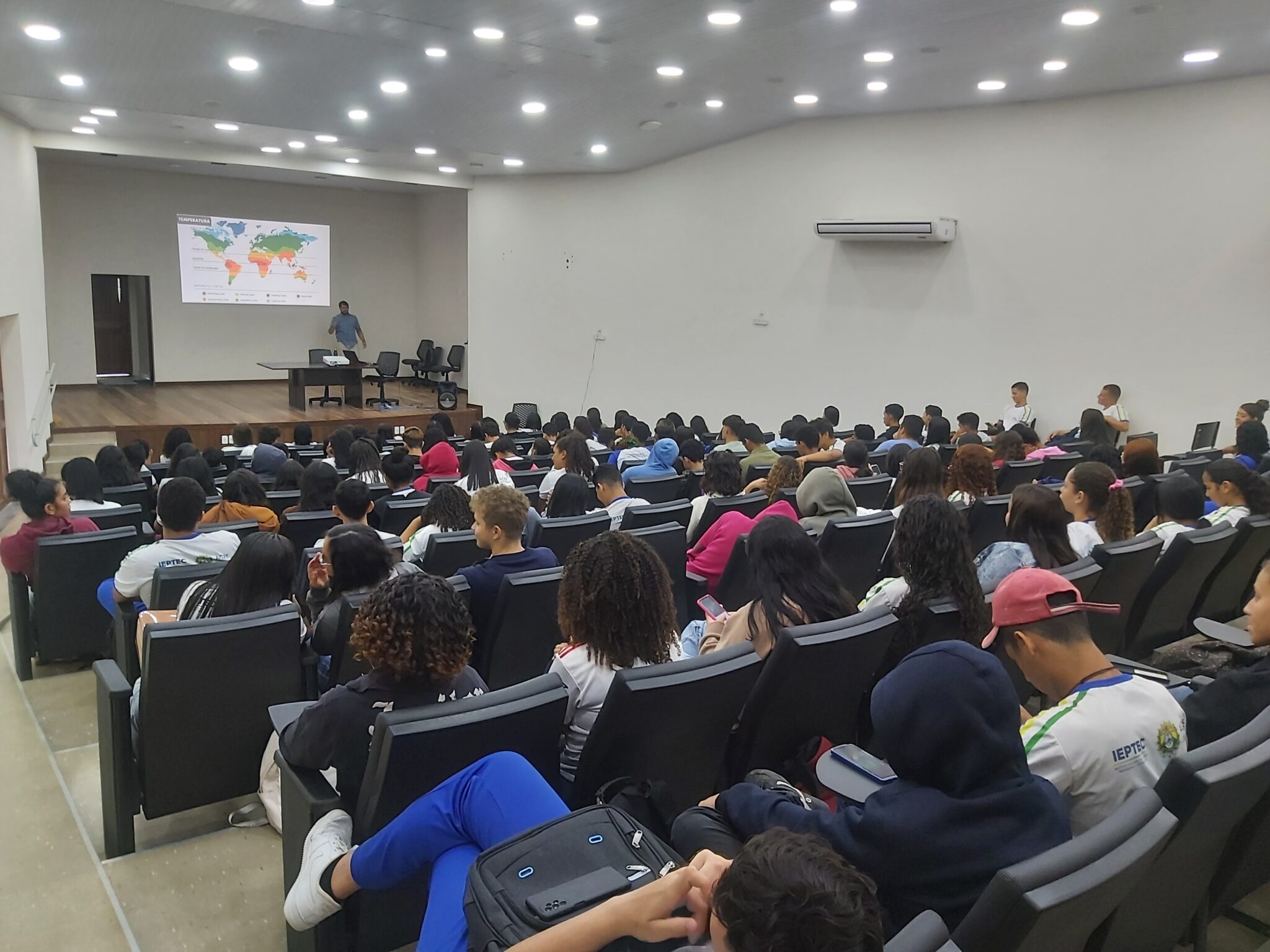 Alunos de cursos na área da saúde do Ieptec recebem palestra sobre biodiversidade