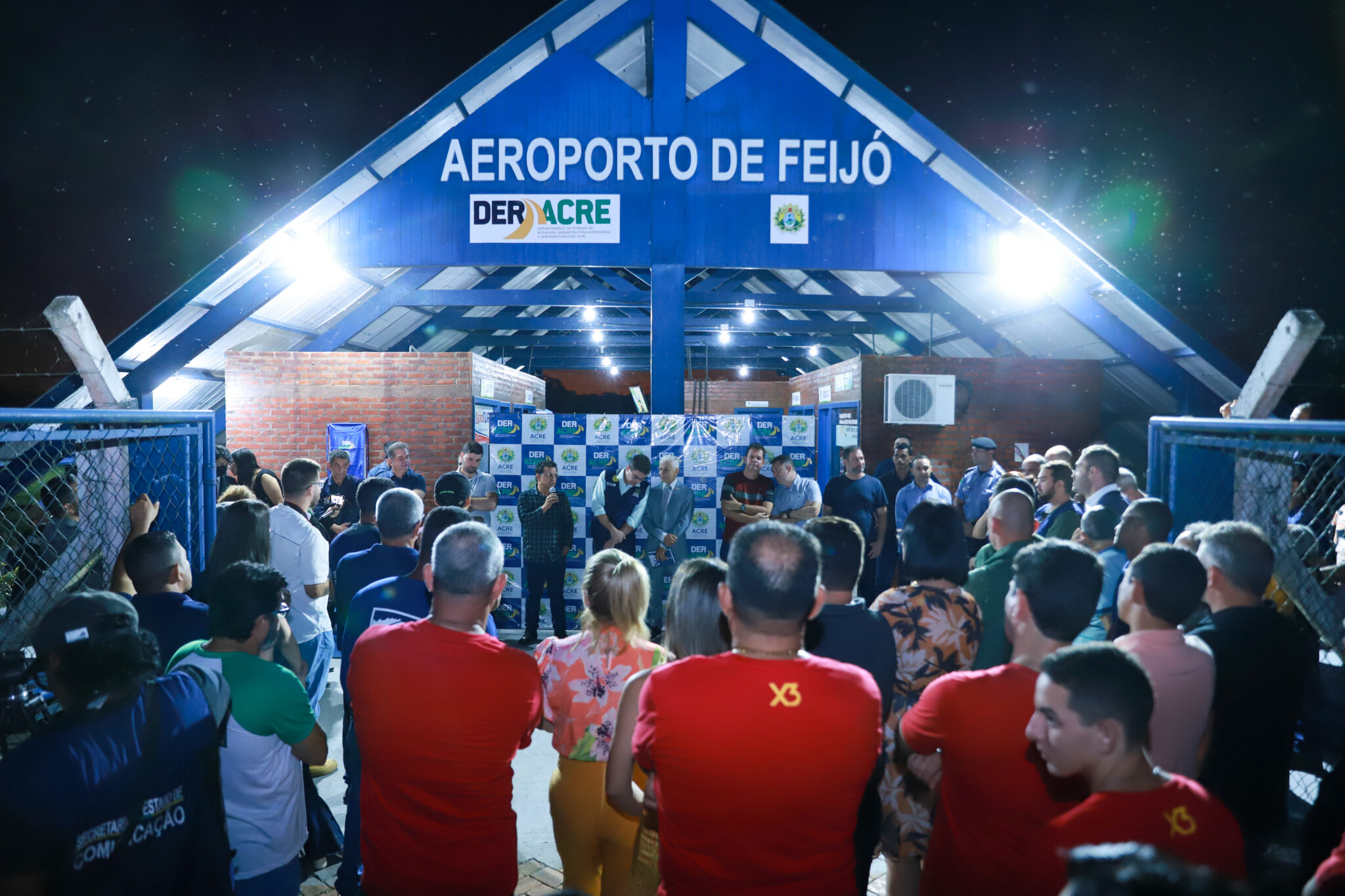 Governo inaugura iluminação noturna do Aeroporto de Feijó e assina convênio para recuperação de ramais com a prefeitura