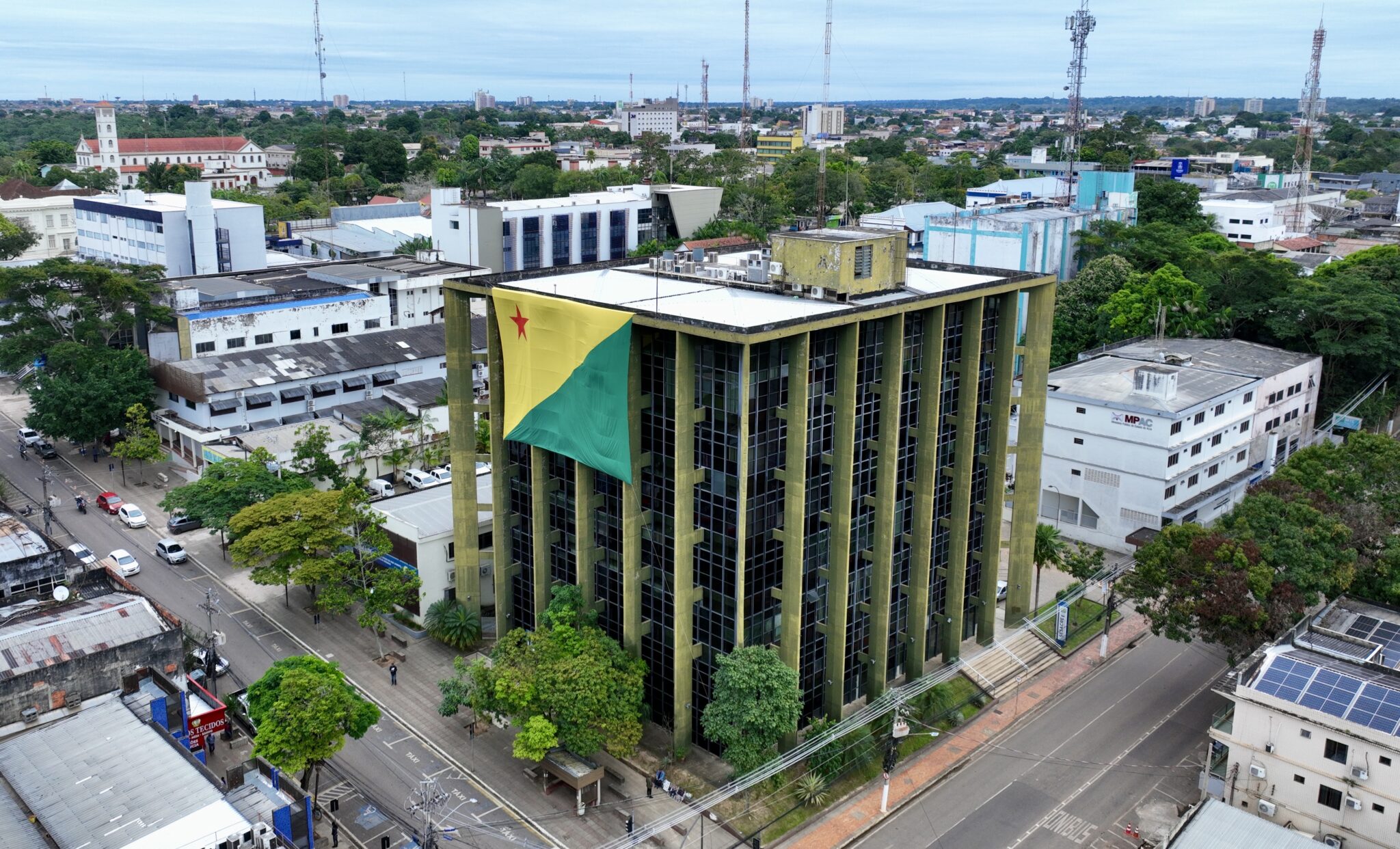 Para comemorar emancipação, governo ornamenta capital com bandeiras do Acre