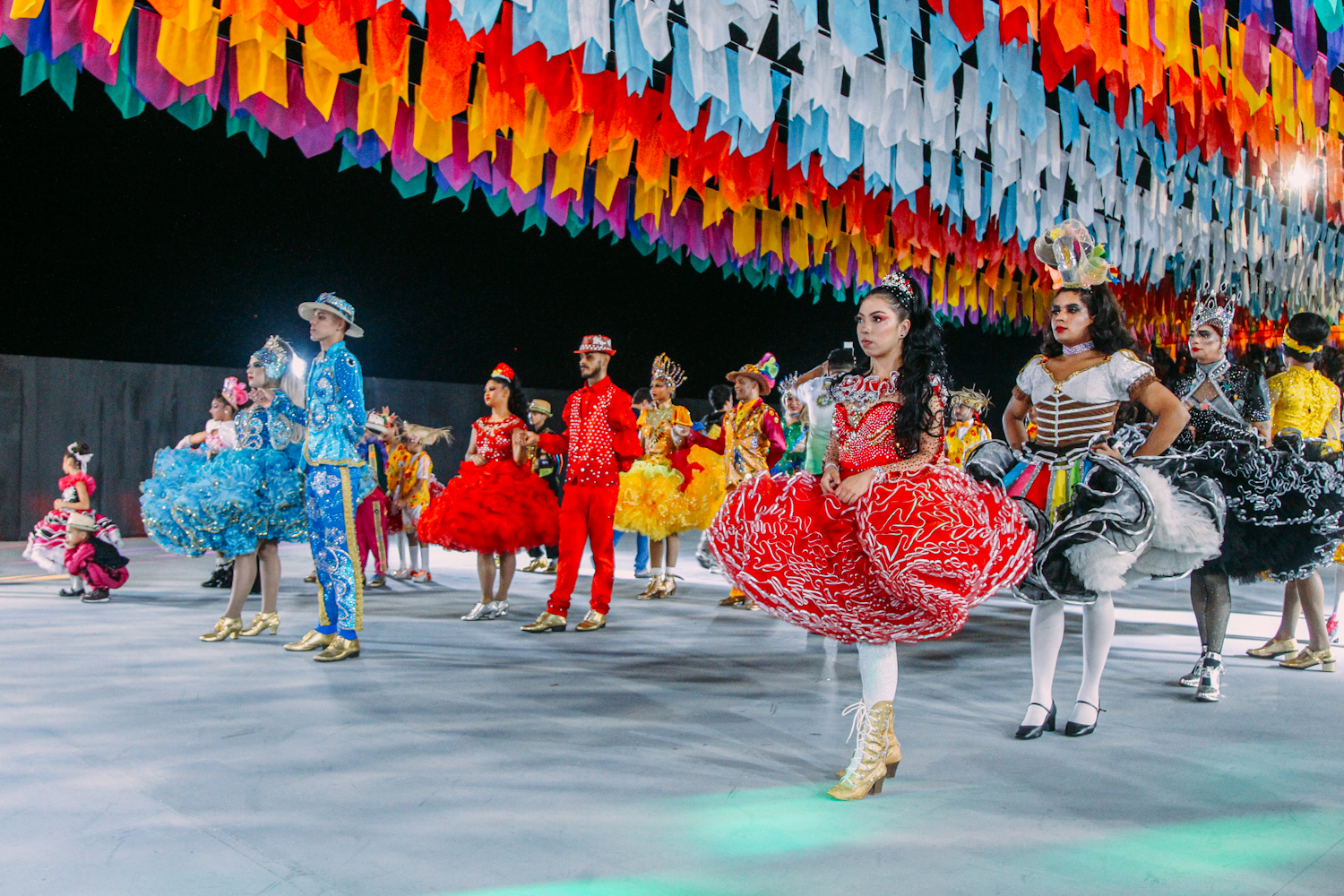 Centenas de pessoas participam da abertura do Arraial Cultural na Gameleira