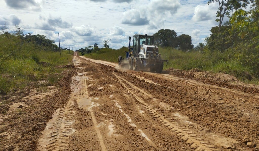 Deracre executa melhorias de acesso no Ramal 13 em Cruzeiro do Sul