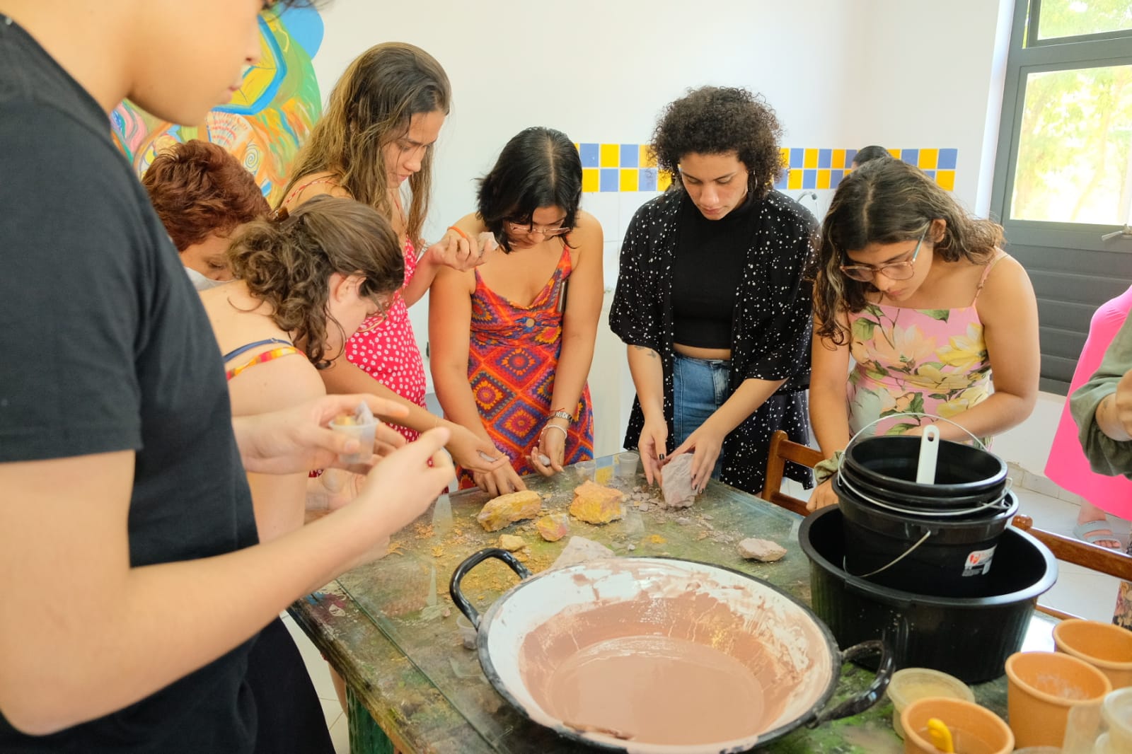 Oficina de produção de tintas naturais é ministrada pela Rede Ieptec a alunos da Usina de Arte João Donato