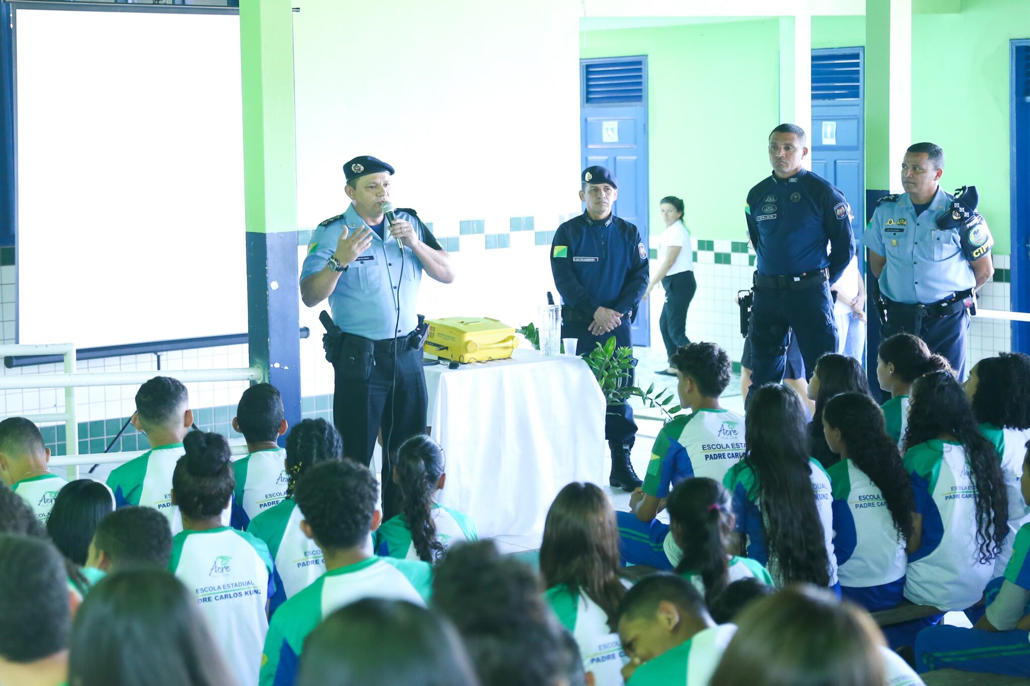 Programa da Polícia Militar contempla escola de Cruzeiro do Sul