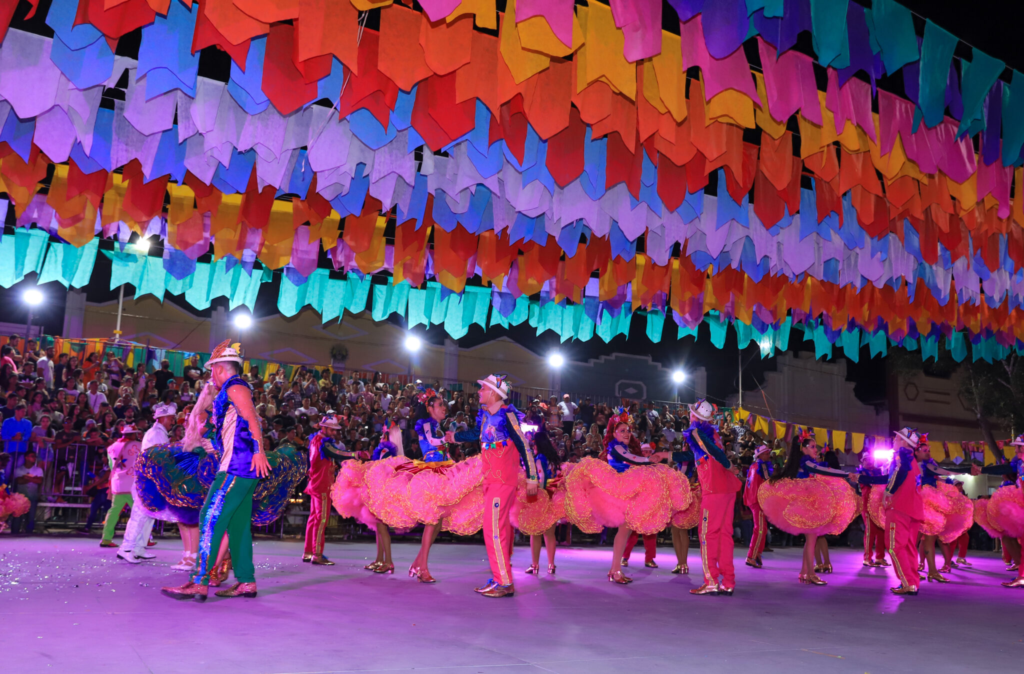 Desfile das quadrilhas campeãs faz o público vibrar no Arraial Cultural