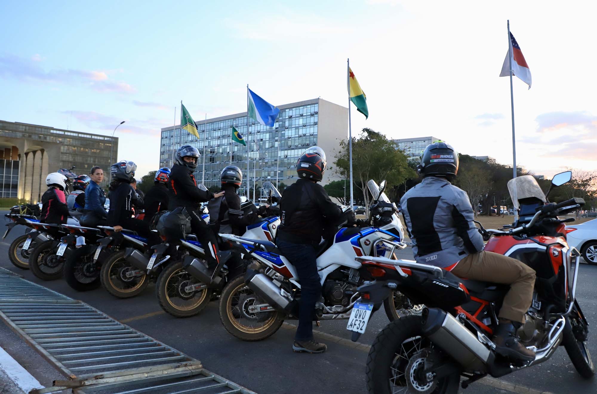 Motociclistas acreanos encerram trajeto de 4.500 km em Brasília