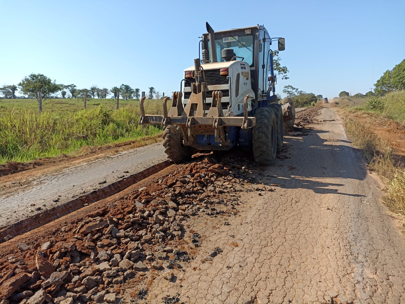 Deracre executa terraplanagem no km 80 da AC-90